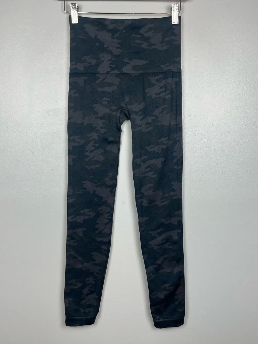 Spanx camo seamless nylon elastane leggings, size medium.